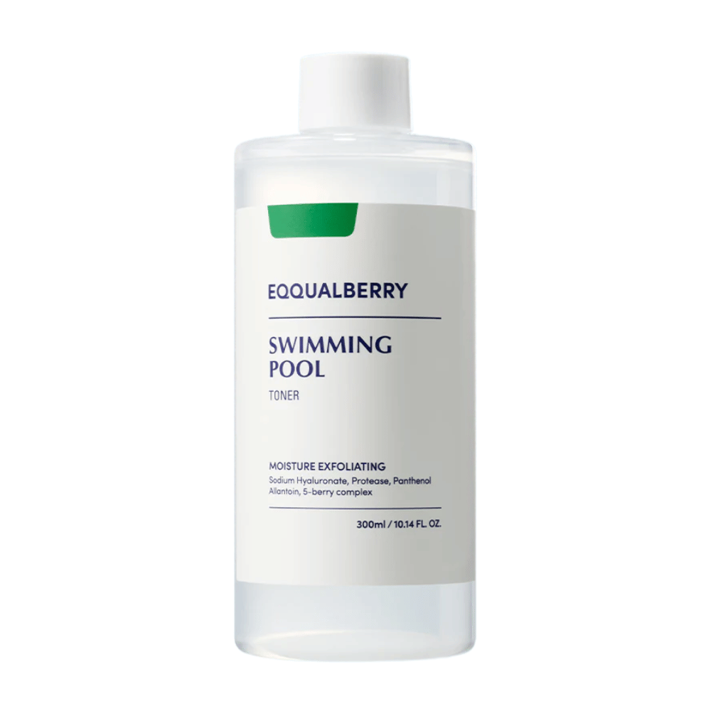 Equalberry Swimming Pool Toner minimalistisessa läpinäkyvässä pullossa, jossa on valkoinen etiketti. Kosteuttava ja kuoriva koostumus raikkaalle ja tasapainoiselle iholle.