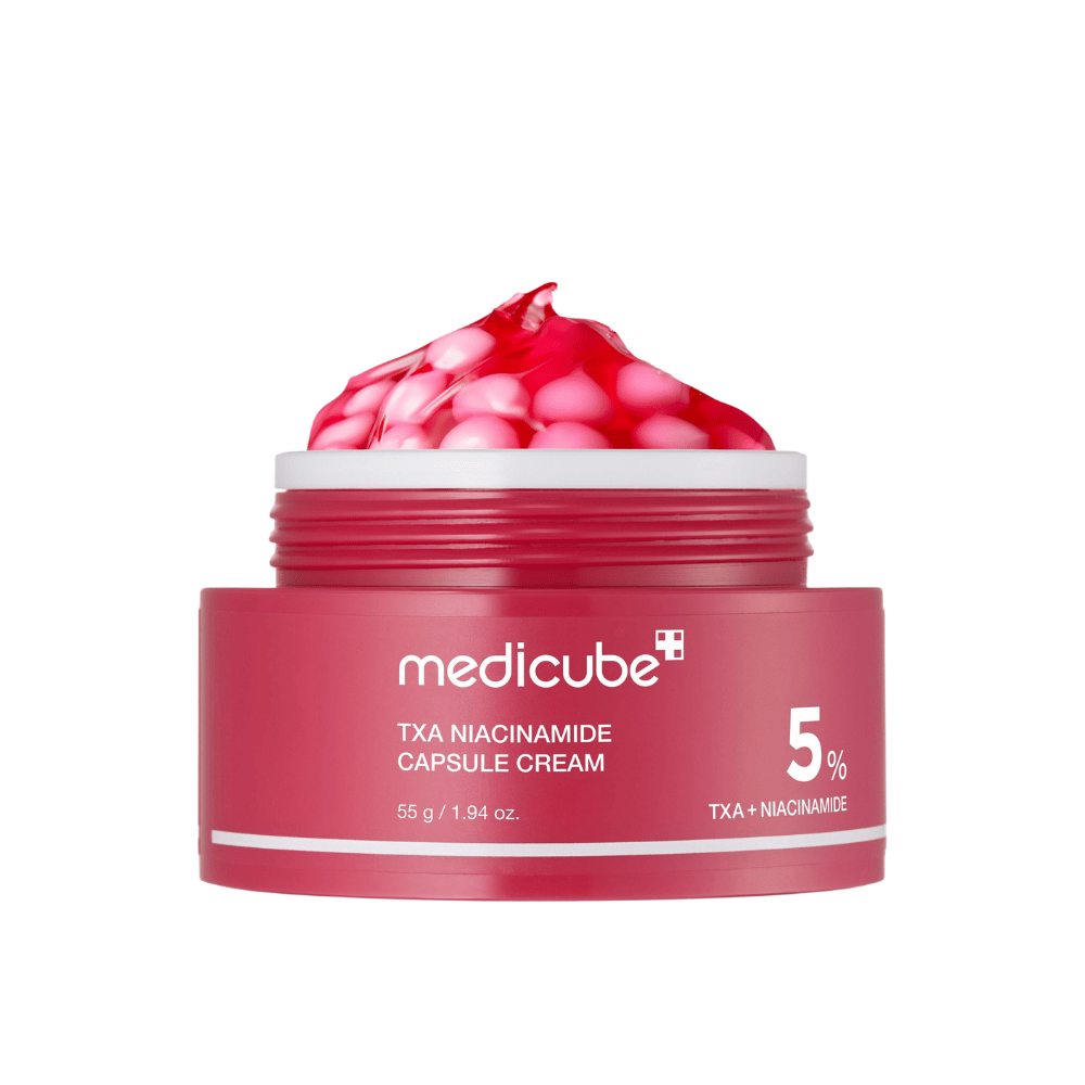 Medicube TXA Niacinamide Capsule Cream purkissa olevassa geelimuotoisessa vaaleanpunaisessa kapselissa, selkeä tuotemerkintä 5 % TXA + Niacinamide.