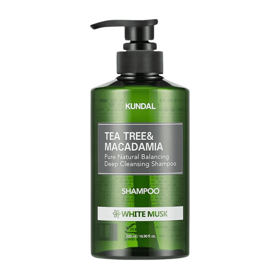 Tyylikäs irrotettu tuotekuva tuotteesta KUNDAL Tea Tree & Macadamia Deep Cleansing Shampoo White Musk, jossa on vihreä läpinäkyvä pullo ja pumppumalli.