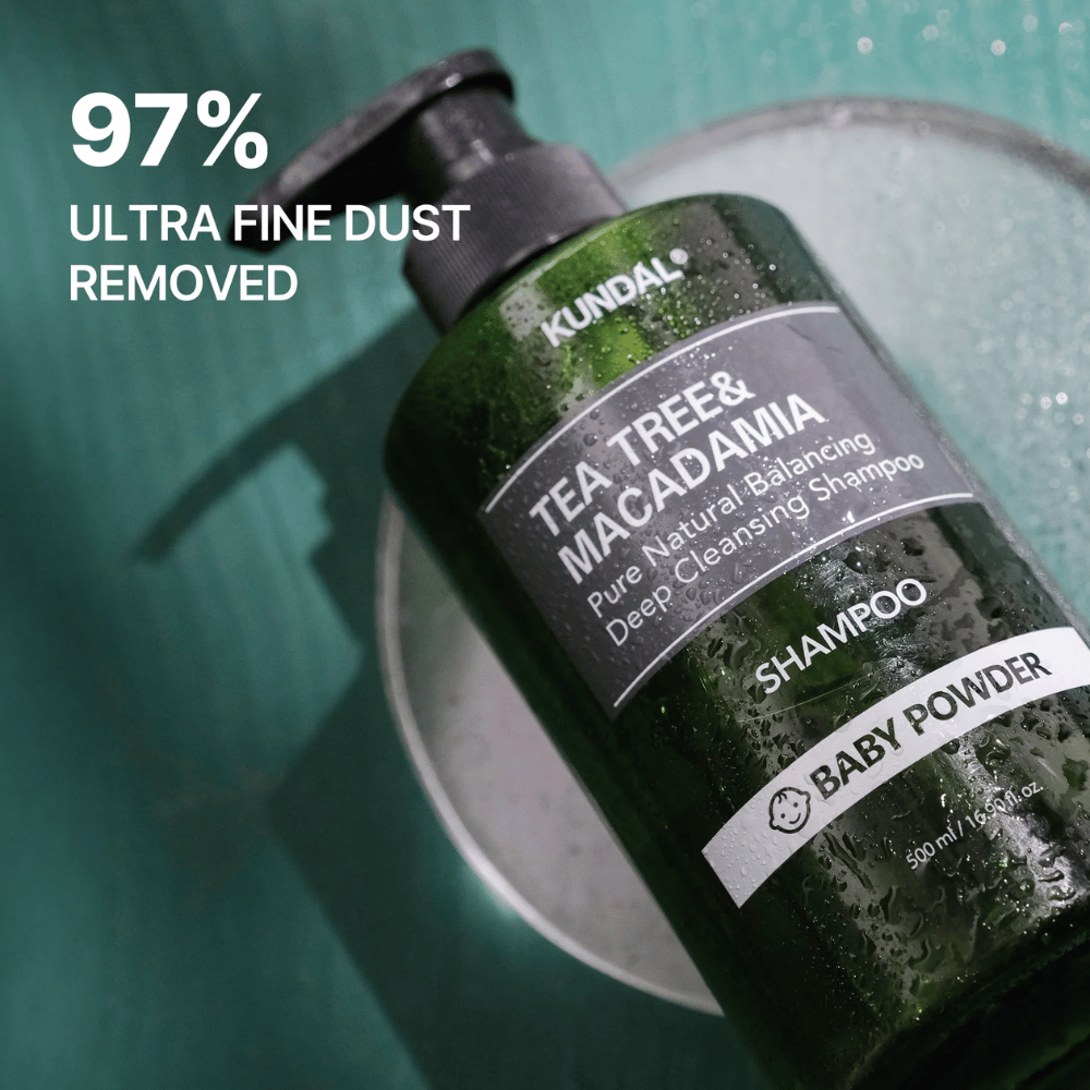 Lähikuva tuotteesta KUNDAL Tea Tree & Macadamia Shampoo, jossa keskitytään syväpuhdistaviin ominaisuuksiin ja siihen, että tuote auttaa poistamaan ultrahienoja hiukkasia ja likaa.