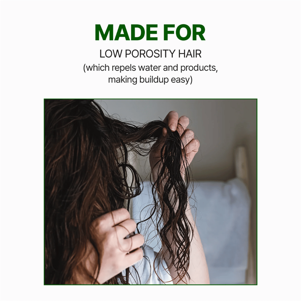 Informatiivinen kuva siitä, että shampoo sopii hiuksille, joilla on matala huokoisuus, ja auttaa vähentämään tuotejäämiä ja kertymää hiuksissa ja hiuspohjassa.
