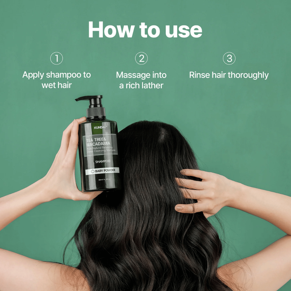 Vaihe vaiheelta -kuva, joka näyttää, miten KUNDAL Tea Tree & Macadamia Deep Cleansing Shampoo -shampoota käytetään hiusten ja hiuspohjan puhdistamiseen runsaalla vaahdolla.