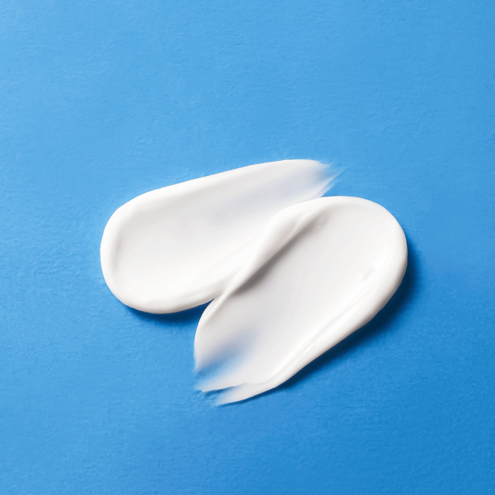 Lähikuva COSRX The Ceramide Skin Barrier Moisturizer tekstuurista – keramidivoide, joka kosteuttaa syvältä ja parantaa ihon suojamuuria.