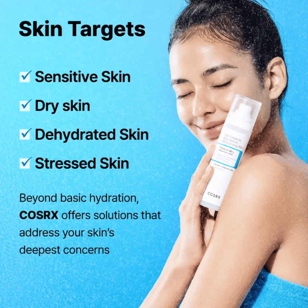 Nainen pitää COSRX Ceramide Skin Barrier Mist - täydellinen herkälle, kuivalle ja stressaantuneelle iholle, joka tarvitsee lisäkosteutusta.