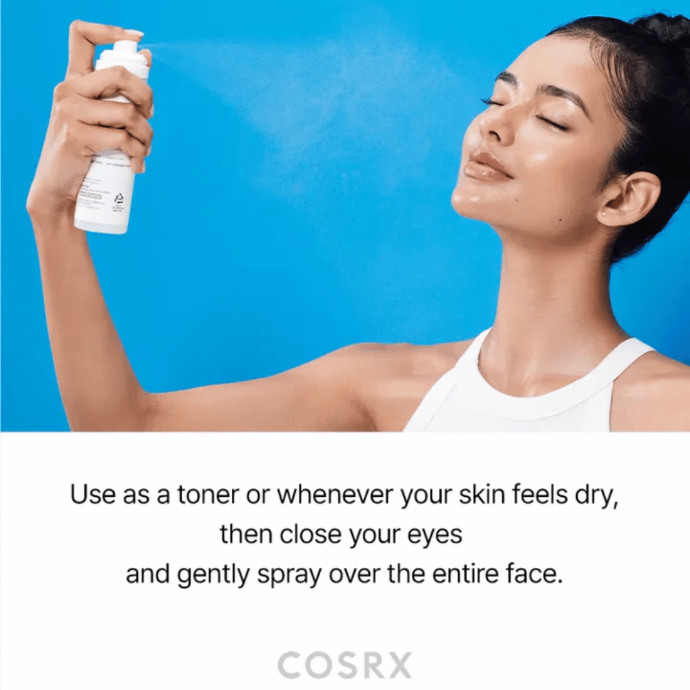 Nainen suihkuttaa COSRX Ceramide Skin Barrier Mist kasvoilleen nopeaa kosteutusta ja raikasta tunnetta varten.