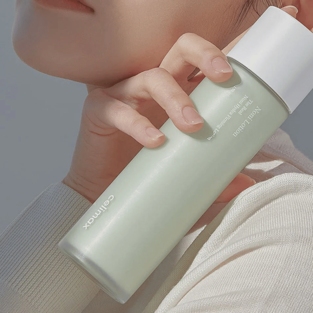 Celimax The Real Noni Hydra Firming Lotion on tehokas voide, joka kiinteyttää ihoa ja tarjoaa syväkosteutusta. Rikastettu Noni-uutteella ja ravitsevilla ainesosilla, se parantaa ihon elastisuutta ja antaa raikkaan, hehkuvan ihon. Täydellinen päivittäiseen käyttöön pehmeän ja kosteutetun ihon saavuttamiseksi!