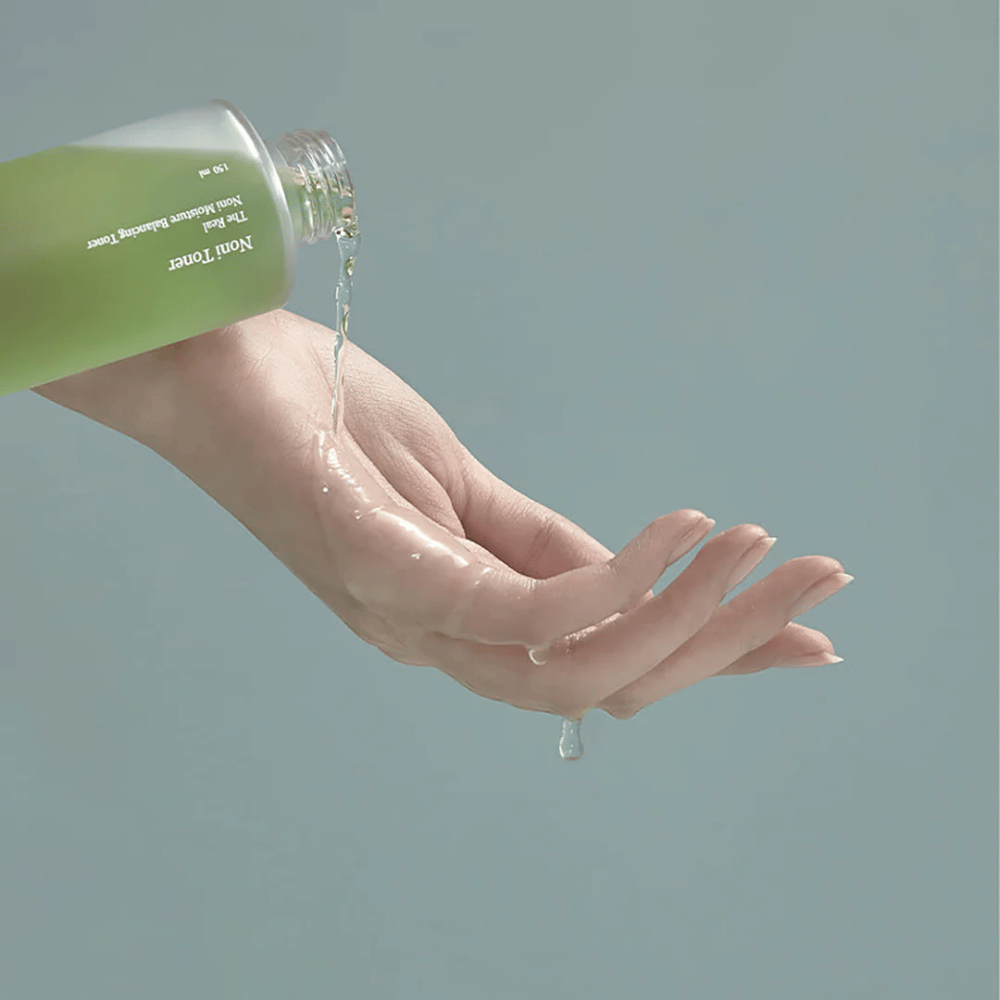 Celimax The Real Noni Moisture Balancing Toner on kevyt ja virkistävä kasvovesi, joka kosteuttaa ja tasapainottaa ihoa. Se on rikastettu Noni-uutteella, joka rauhoittaa ärsytystä ja parantaa ihon rakennetta.