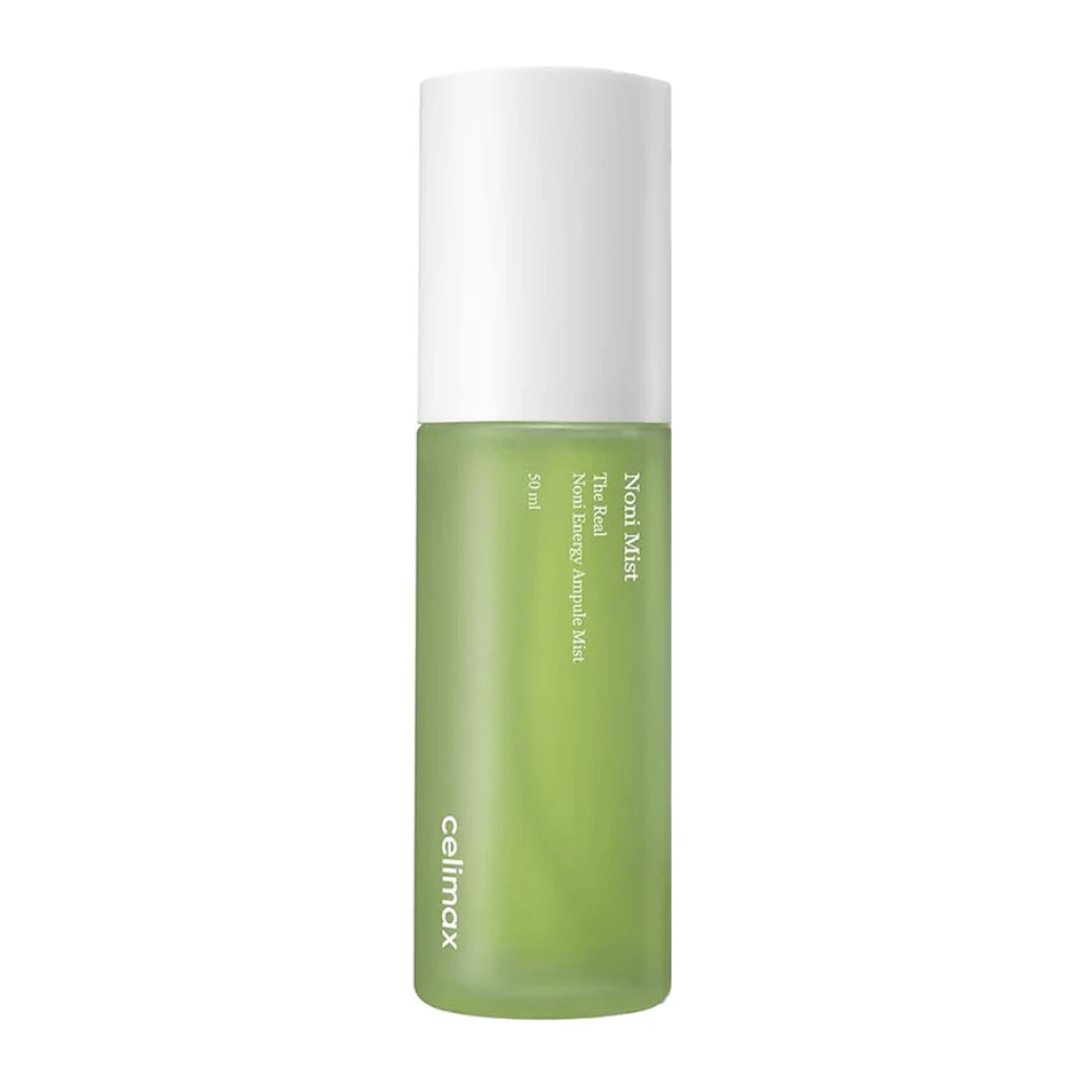 Celimax Noni Mist vihreässä pullossa, jossa on valkoinen korkki. Tuotteella "The Real Noni Energy Ampule Mist" on 50 ml kapasiteetti ja sitä markkinoidaan antamaan energiaa ja kosteutusta iholle.