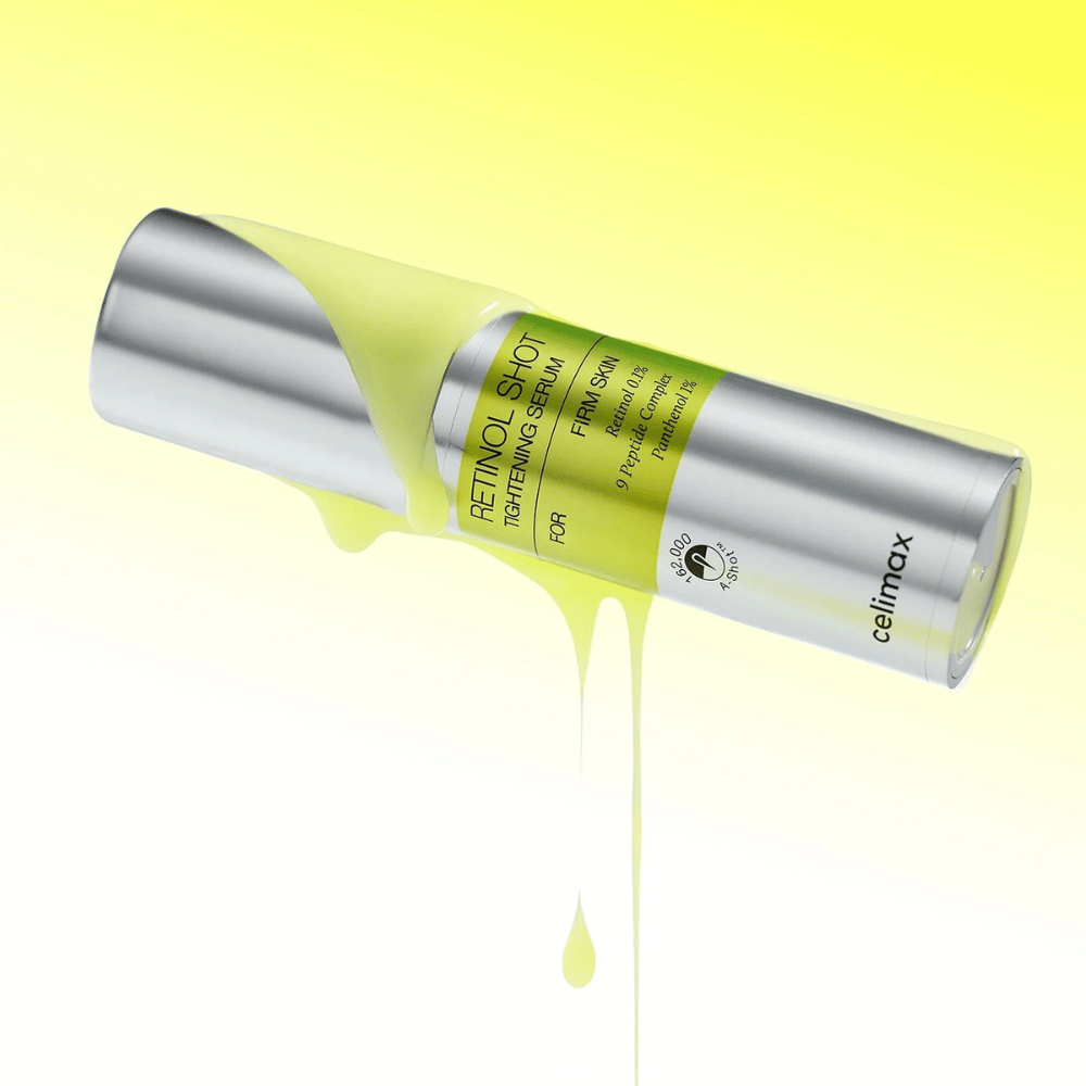 Tuotekuva The Vita-A Retinol Shot Tightening Serum:stä Celimax:stä, jossa keltainen seerumi valuu pullon pintaa vaaleankeltaista taustaa vasten.
