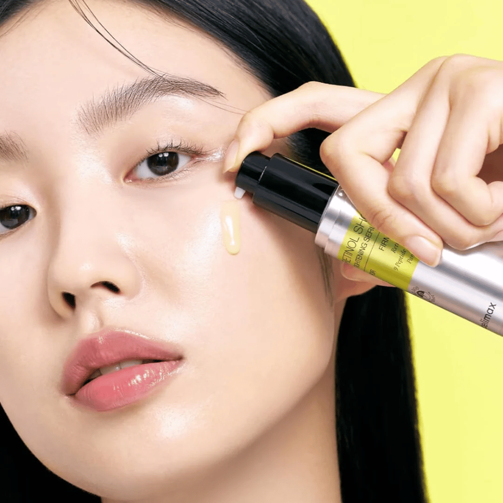 Malli levittää The Vita-A Retinol Shot Tightening Serum:tä Tiam:stä silmänympärysalueelle, keskittyen ihon hehkuun ja seerumin keltaiseen koostumukseen.