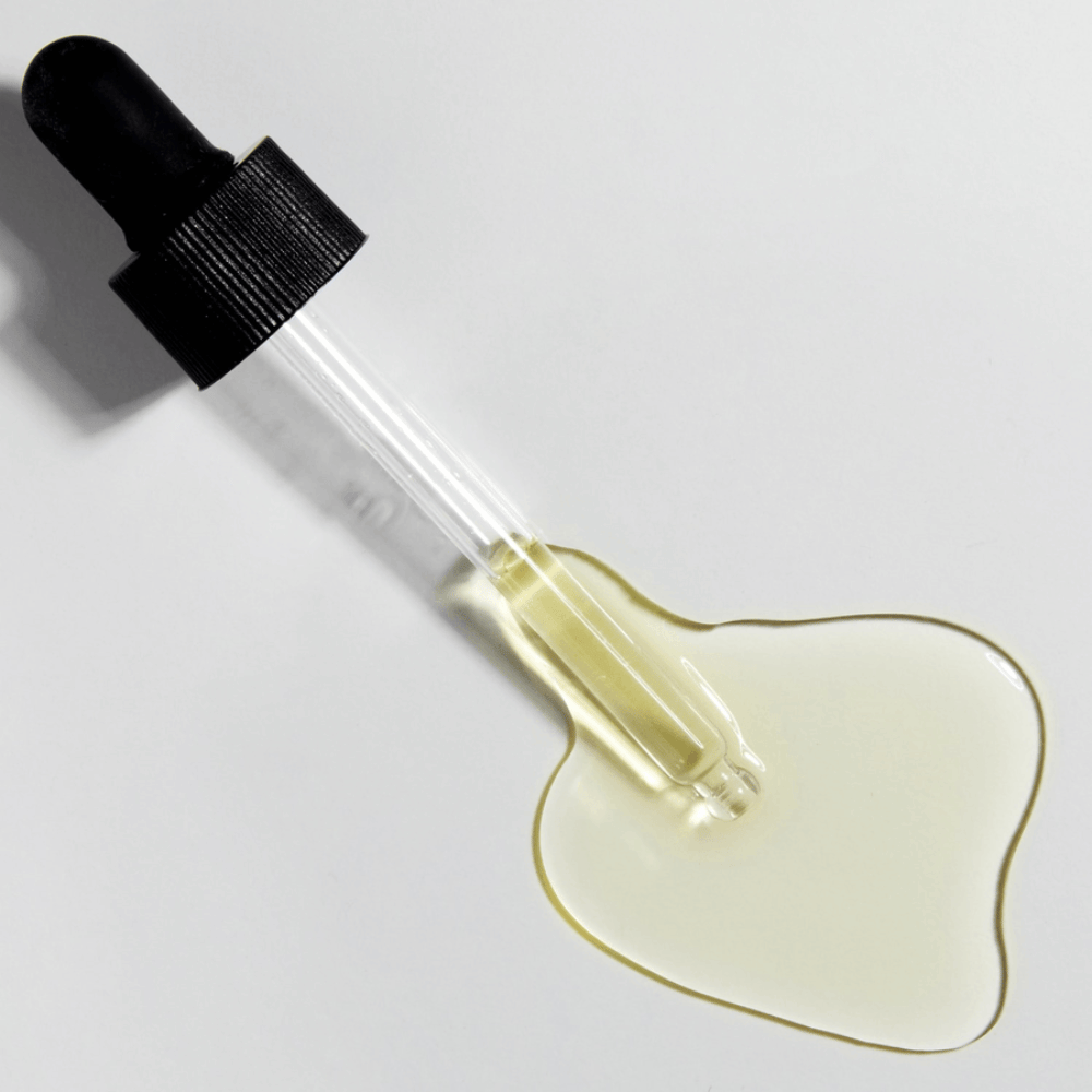 Lähikuva pipetistä COSRX The Vitamin C 13 Serum ja kultaisesta C-vitamiiniformulasta, tiivistetty seerumi E-vitamiinilla ja hyaluronihapolla.