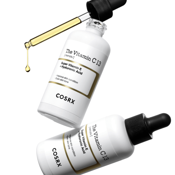 COSRX The Vitamin C 13 Serum 20 ml pipetillä ja kultaisella seerumitipalla, hehkua antava C-vitamiiniseerumi tasaisempaa ihonsävyä ja parannettua ihon rakennetta varten.