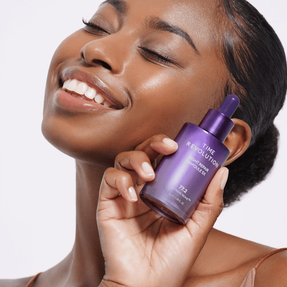 4. MISSHA Time Revolution Night Repair Ampoule 5X – malli pitelee violettia yöseerumia kasvojenhoitoon ja heleyteen