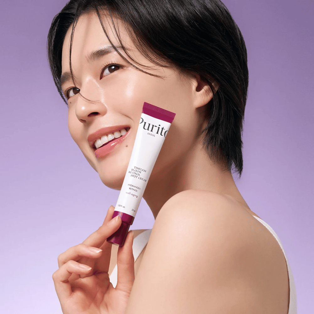 Purito Timeless Bloom Retinol Spot Cream on kohdennettu hoito, joka sisältää retinolia vähentämään hienoja juonteita ja parantamaan ihon elastisuutta. Kosteuttavien ainesosien ansiosta se palauttaa ihon hehkun ja vahvistaa sen suojaa, täydellinen kypsälle iholle tai ikääntymistä ehkäisevään rutiiniin.