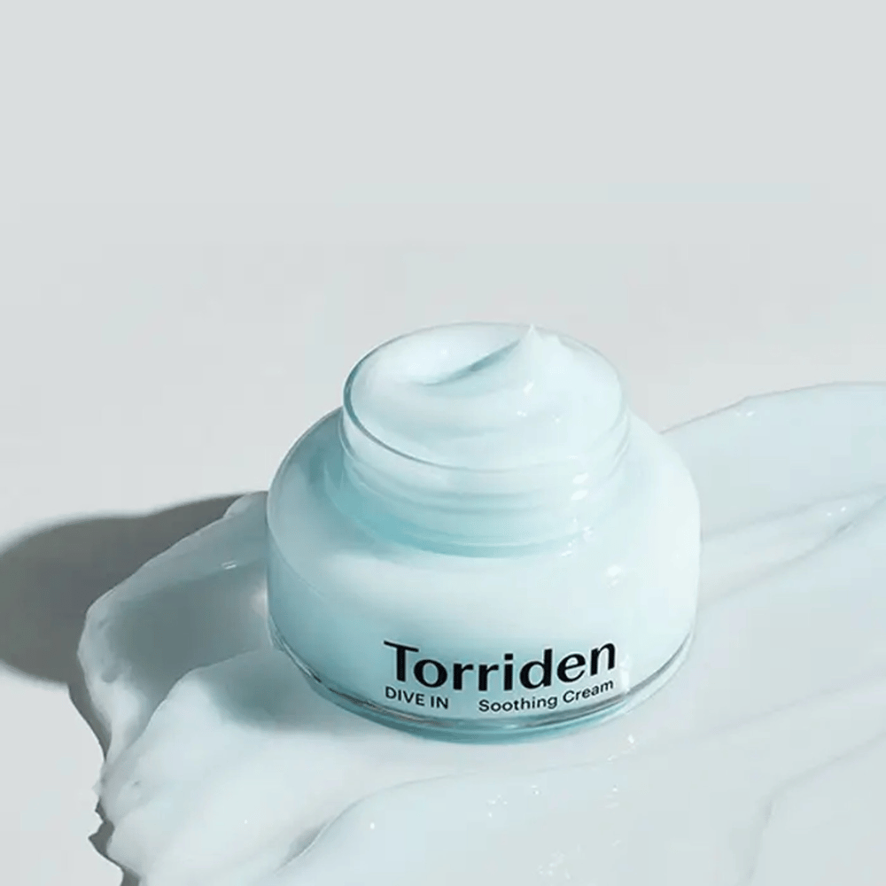 Torriden DIVE-IN Low Molecular Hyaluronic Acid Soothing Cream 100ml antaa pitkäkestoista kosteutusta valkoiselle pinnalle.