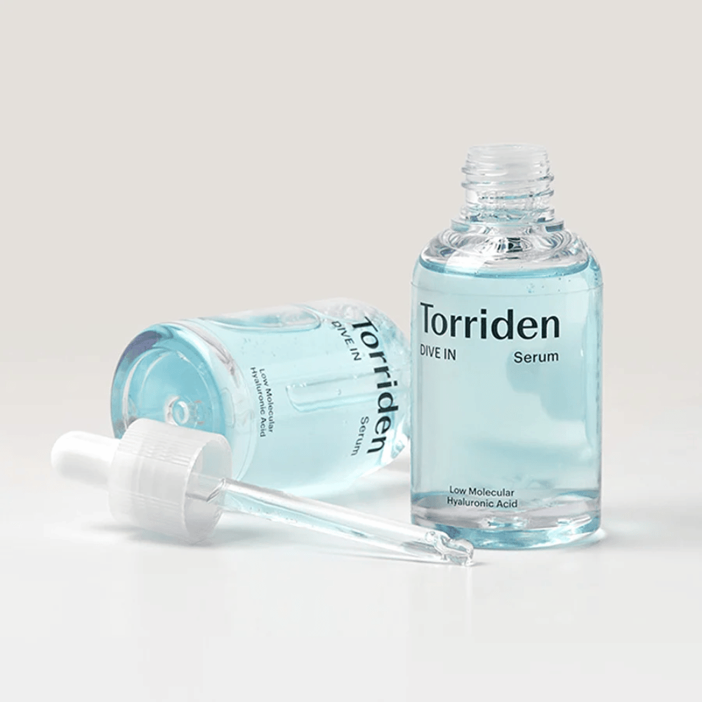 Pulloa Torridens DIVE-IN Low Molecule Hyaluronic Acid Serum 50ml vesipullon vieressä, korostaen hyaluronihapposeerumia ja kosteutusta.