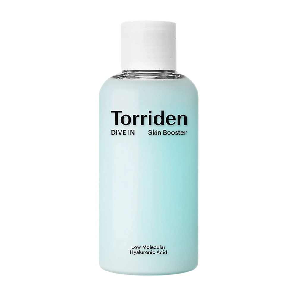 Pullo ihonhoitotuotetta, jossa on etiketti "Torriden DIVE IN Skin Booster" matalamolekyylisellä hyaluronihapolla.