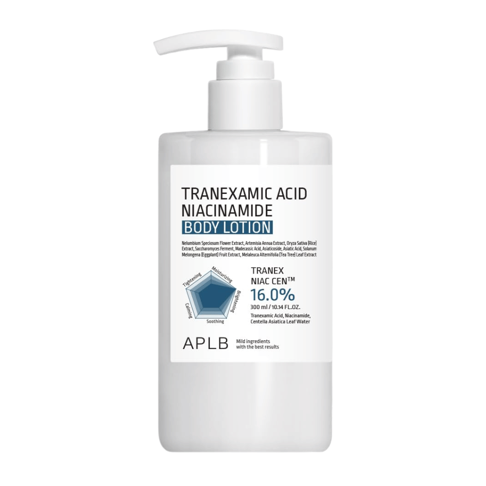 Puhdas tuotekuva tuotteesta APLB Tranexamic Acid Niacinamide Body Lotion minimalistisessa valkoisessa pumppupullossa, painottaen kosteuttavaa ja rauhoittavaa vartalonhoitoa kuivalle ja herkälle iholle.