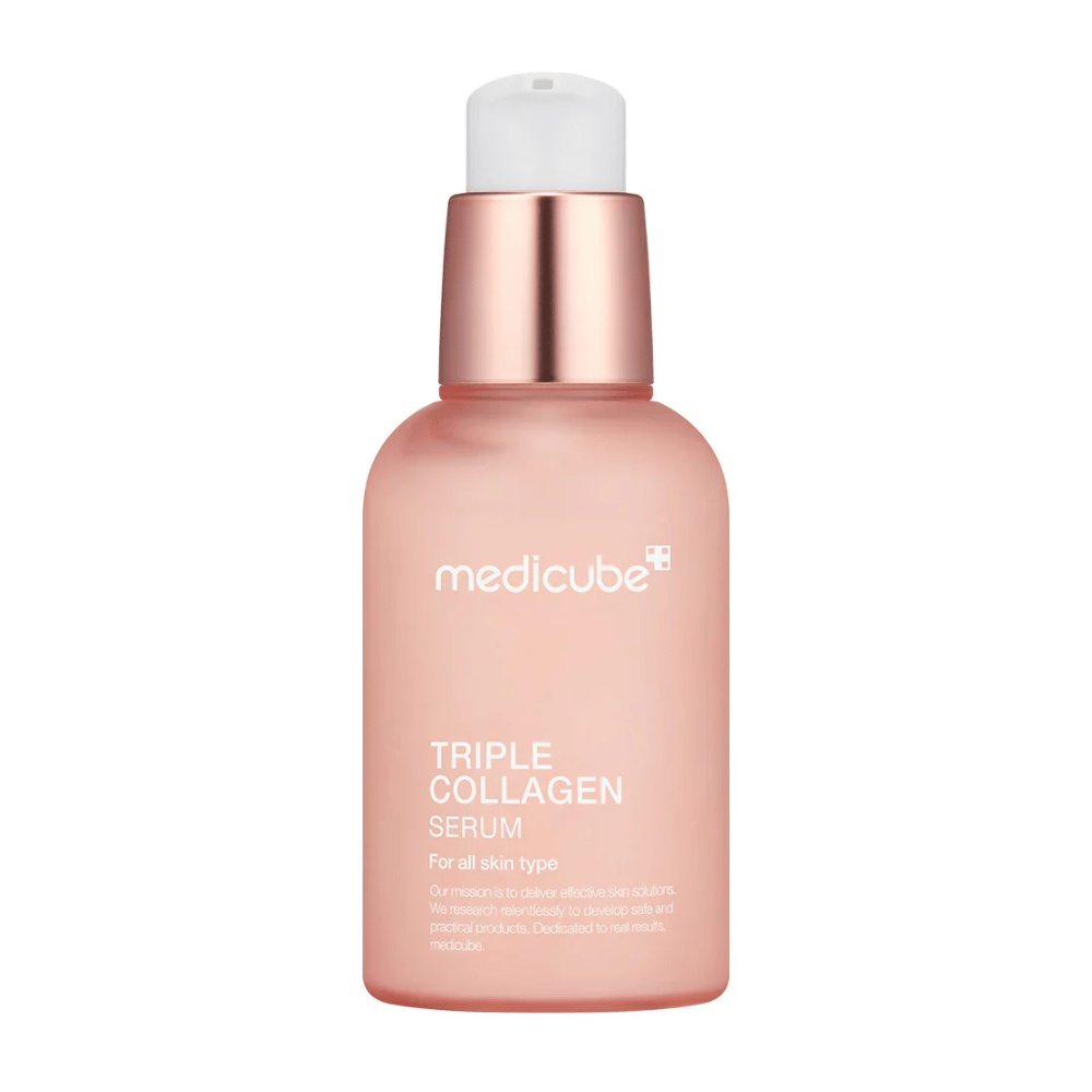 Rosa pullo Medicube Triple Collagen Serum, suunniteltu kaikille ihotyypeille. Sileä, huurrettu lasipullo metallisen vaaleanpunaisella korkilla ja valkoisella pumpulla antaa elegantin ilmeen, ja teksti korostaa seerumin kolmoiskollageenikaavaa.