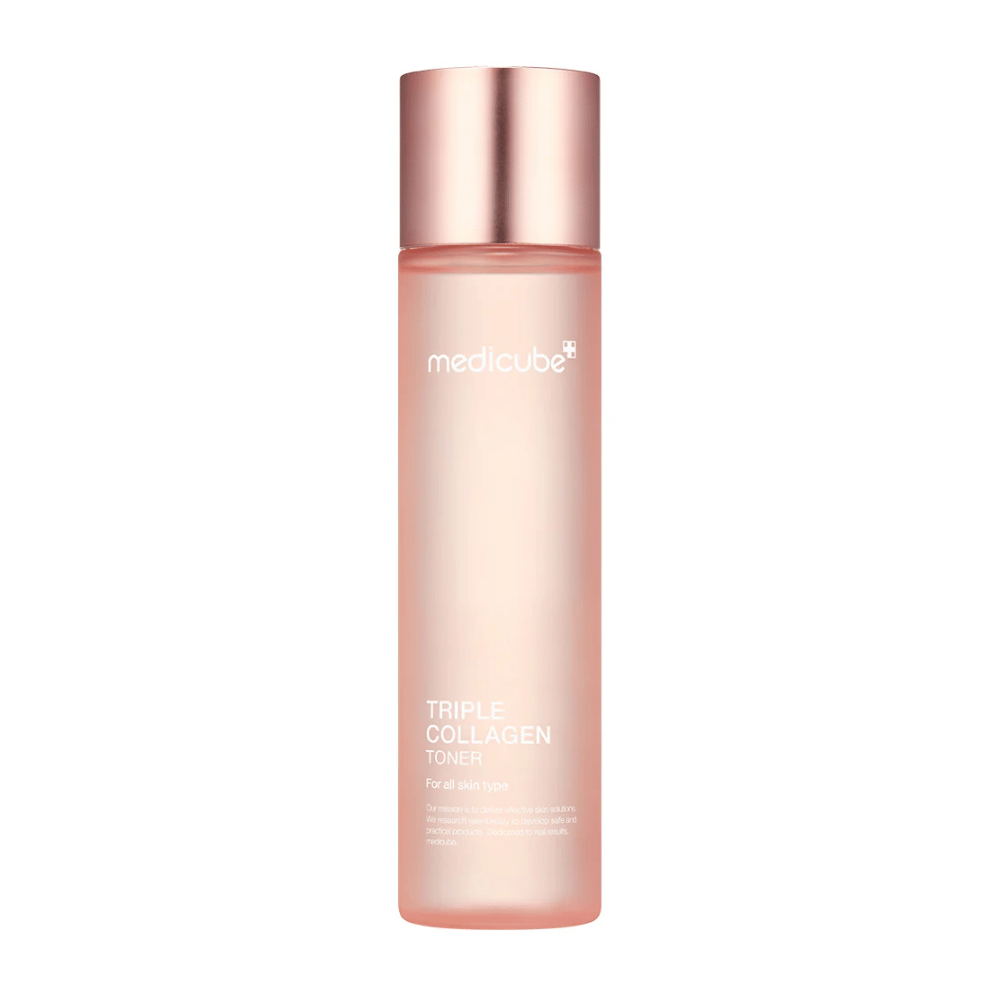 Medicube Triple Collagen Toner 4.0 vaaleanpunaisessa pullossa, jossa on ruusukullanvärinen korkki, kosteuttava kasvovesi kaikille ihotyypeille.