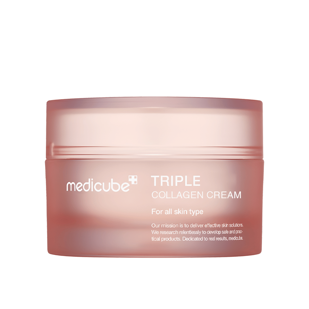 Kuva näyttää säiliön Medicube Triple Collagen Cream. Tämä kasvovoide on kehitetty kaikille ihotyypeille ja lupaa parantaa ihon elastisuutta ja kosteustasoa. Muotoilu on minimalistinen, ja pakkauksessa on pehmeä vaaleanpunainen sävy.