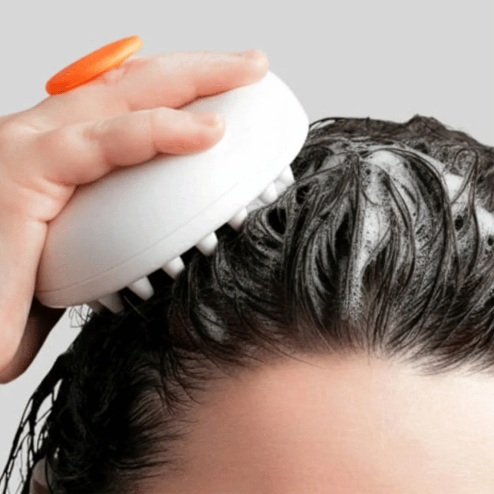 LILYEVE Two-Way Gua Sha Brush används för exfolierande hårbottenmassage under schamponering