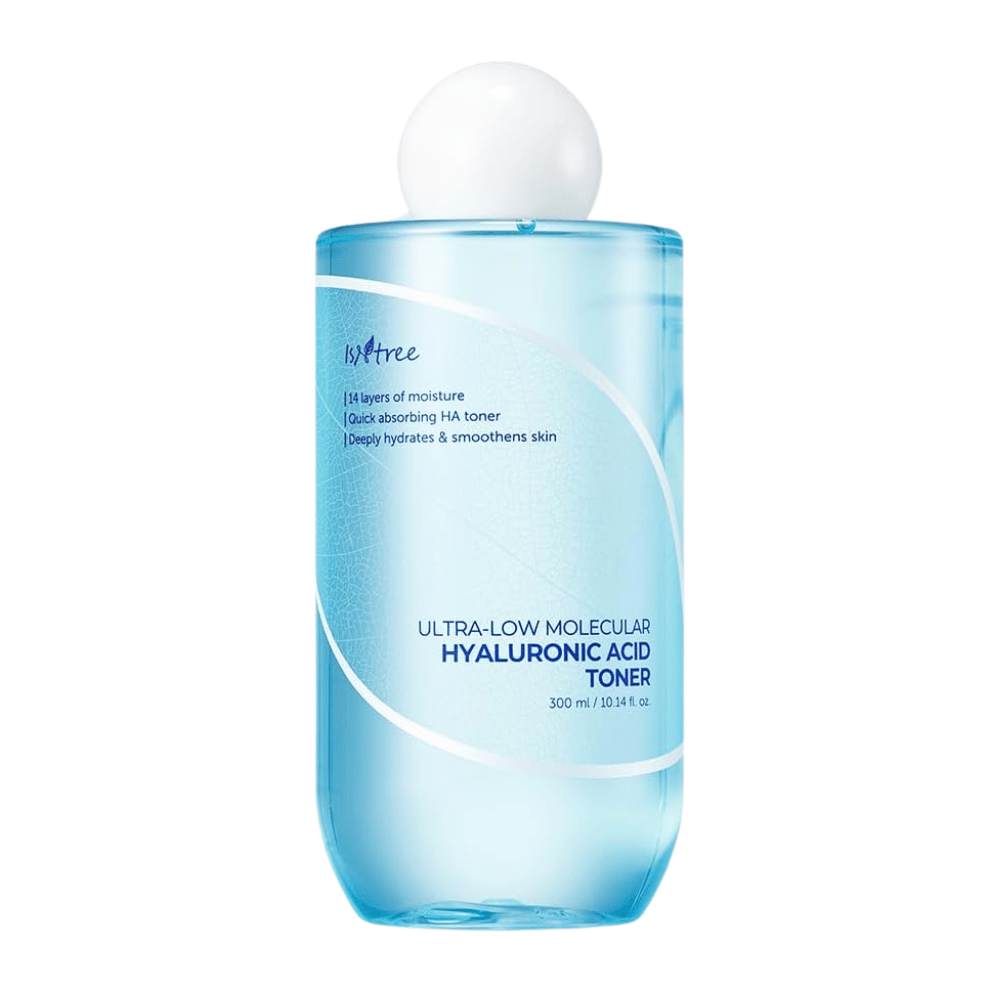 Tuotekuva Isntree Ultra-Low Molecular Hyaluronic Acid Toner, 300 ml. Pullo on vaaleansininen valkoisella tekstillä ja pyöreällä valkoisella korkilla, suunniteltu viestimään kosteuttavista ja rauhoittavista ominaisuuksista.