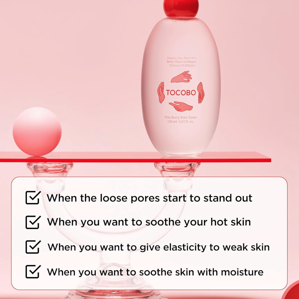 Tuotekuva tuotteesta TOCOBO Vita Berry Pore Toner, aseteltuna tyylikkäälle vaaleanpunaiselle korokkeelle, painopisteenä ihohuokosten ihonhoito, kosteutus ja ihoa rauhoittava vaikutus.
