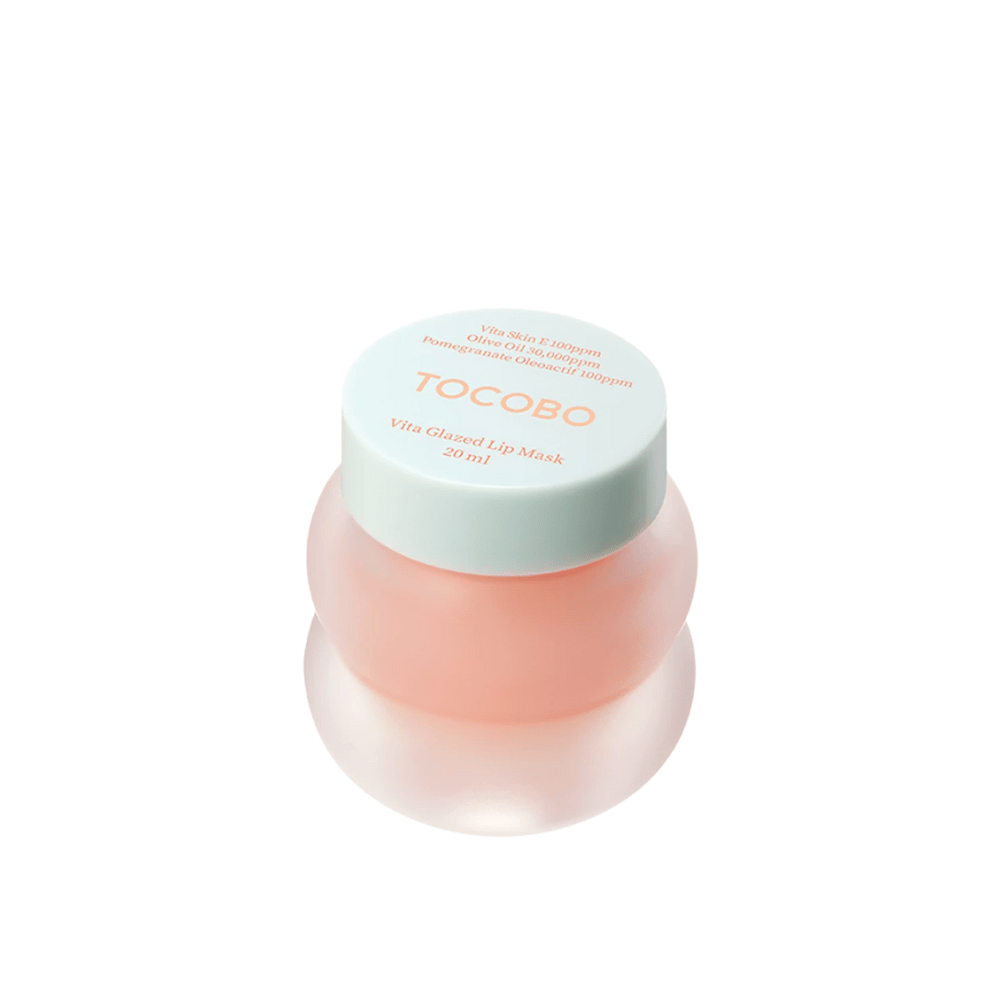 Näkyvissä on purkki, jossa lukee "Vita Glazed Lip Mask" Tocobo. Purkki on pyöreä ja läpinäkyvä, ja siinä on vaalean turkoosi kansi. Sisällä oleva naamio on vaaleanpunainen ja suunniteltu kosteuttamaan ja hoitamaan huulia. Tuotteen tilavuus on 20 ml.
