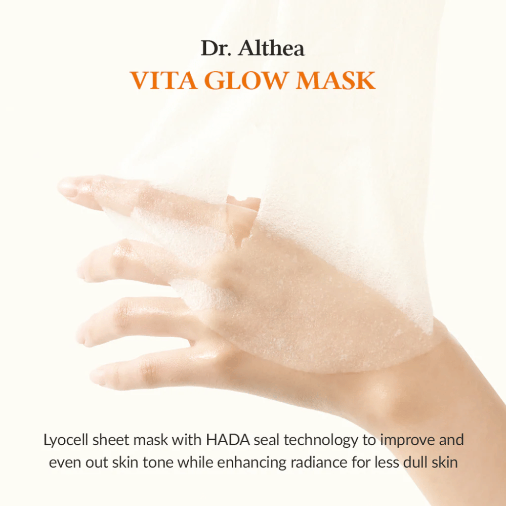 Käsi pitelee lyocell Sheet mask Dr. Althea Vita Glow Mask. Naamio parantaa ihon hehkua ja tasaisuutta HADA Seal -teknologialla.