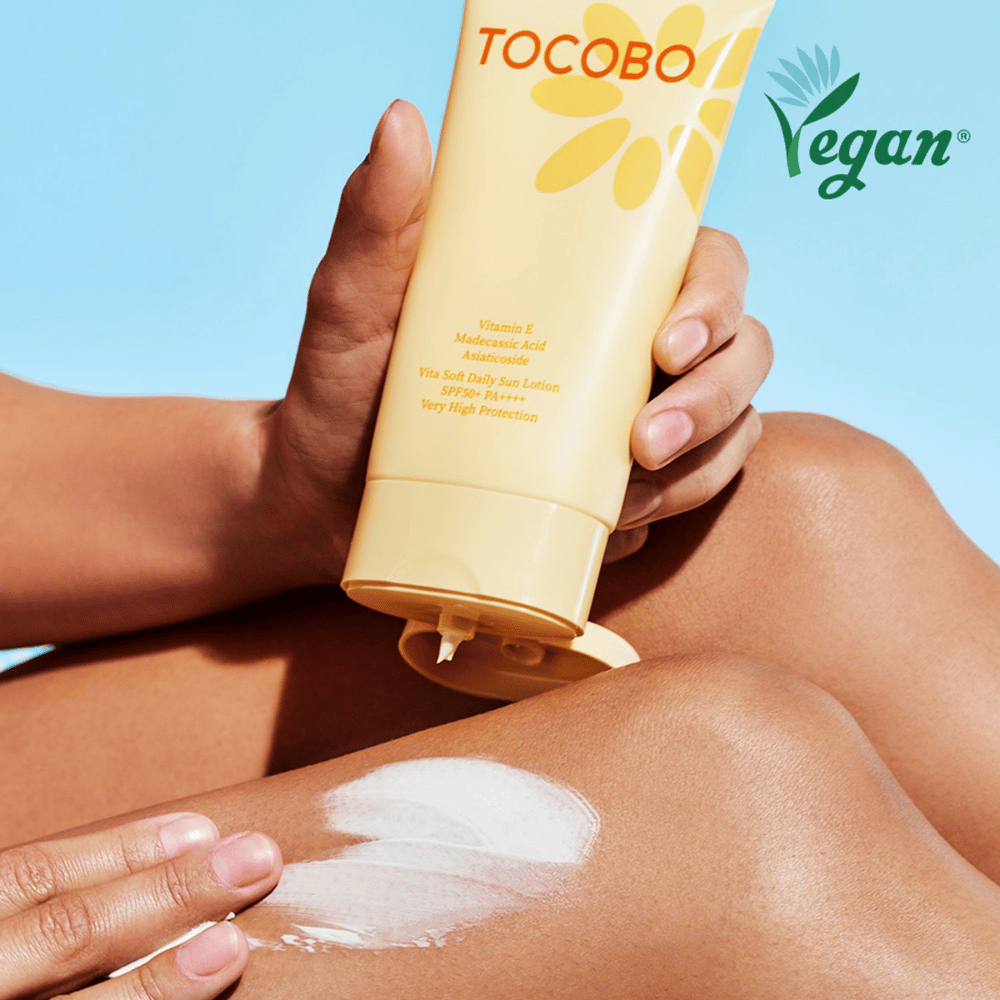 Tocobo Vita Soft Daily Sun Lotion levittäminen iholle kevyellä koostumuksella, joka imeytyy nopeasti ilman tahmeutta ja antaa SPF50+ suojan