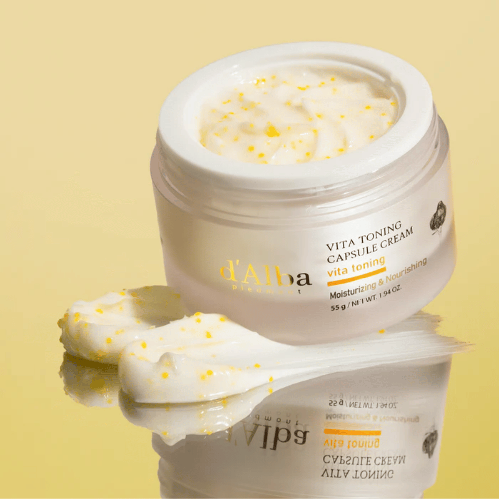 d’Alba Vita Toning Capsule Cream koostumus – kasvovoide, jossa on valkoisia kapseleita, jotka sulautuvat ihoon ja auttavat kosteuttamaan sekä antamaan kirkkaamman ihon sävyn.