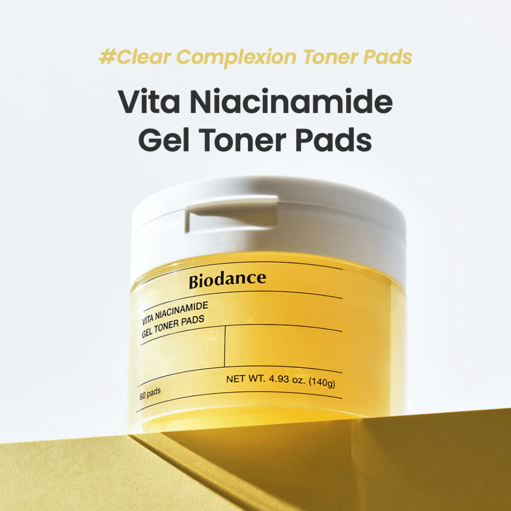 Biodance Vita Niacinamide Gel Toner Pads – purkki, jossa on 60 tyynyä kirkkaamman ihonsävyn saavuttamiseksi, esitettynä keltaisella podiumilla selkeällä etiketillä ja modernilla muotoilulla.