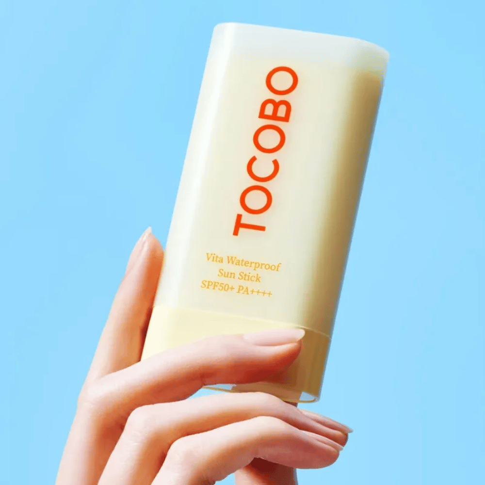 TOCOBO Vita Waterproof Sun Stick tarjoaa tehokasta suojaa SPF50+ PA++++. Täydellinen herkälle iholle, sulautuu ilman tahmaa ja on vedenkestävä aktiivisiin päiviin.