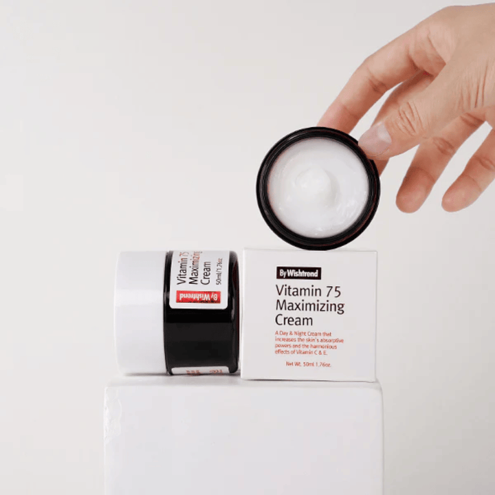 By Wishtrend Vitamin 75 Maximizing Cream purkin ja pakkauksen kanssa, jotka esittelevät kosteuttavaa kasvovoidetta kirkkaamman ja tasaisemman ihon saavuttamiseksi.