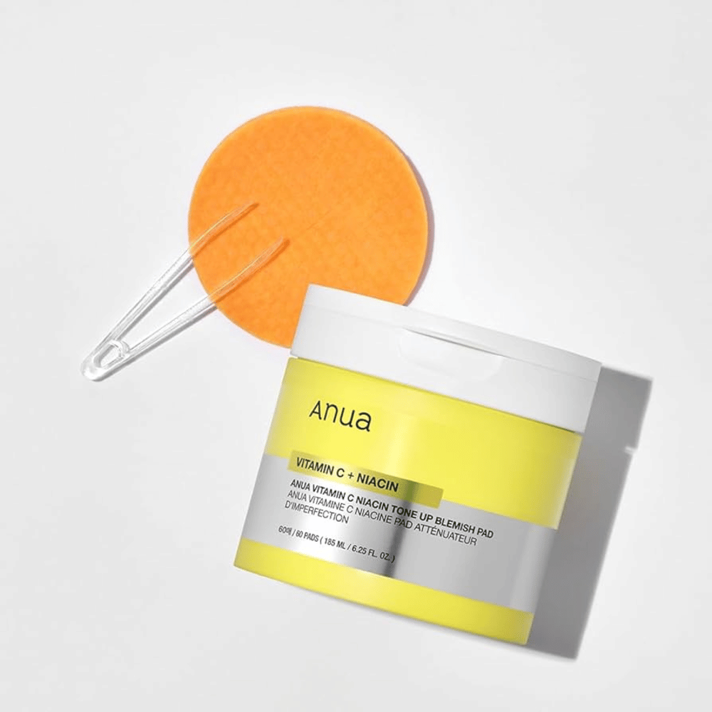 Anua Vitamin C + Niacin Tone Up Blemish Pad – Virkistävät toner-tyynyt tasaisemmalle ihonsävylle.

🍊 C-vitamiini – Antaa iholle hehkua ja vähentää tummia läiskiä.
💧 Niacinamide – Parantaa ihon elastisuutta ja vähentää epätasaisuuksia.
🧖‍♀️ Hellävarainen kuorinta – Poistaa kuolleita ihosoluja kirkkaamman ihon saavuttamiseksi.

Täydellinen säteilevälle ja tasaiselle iholle!