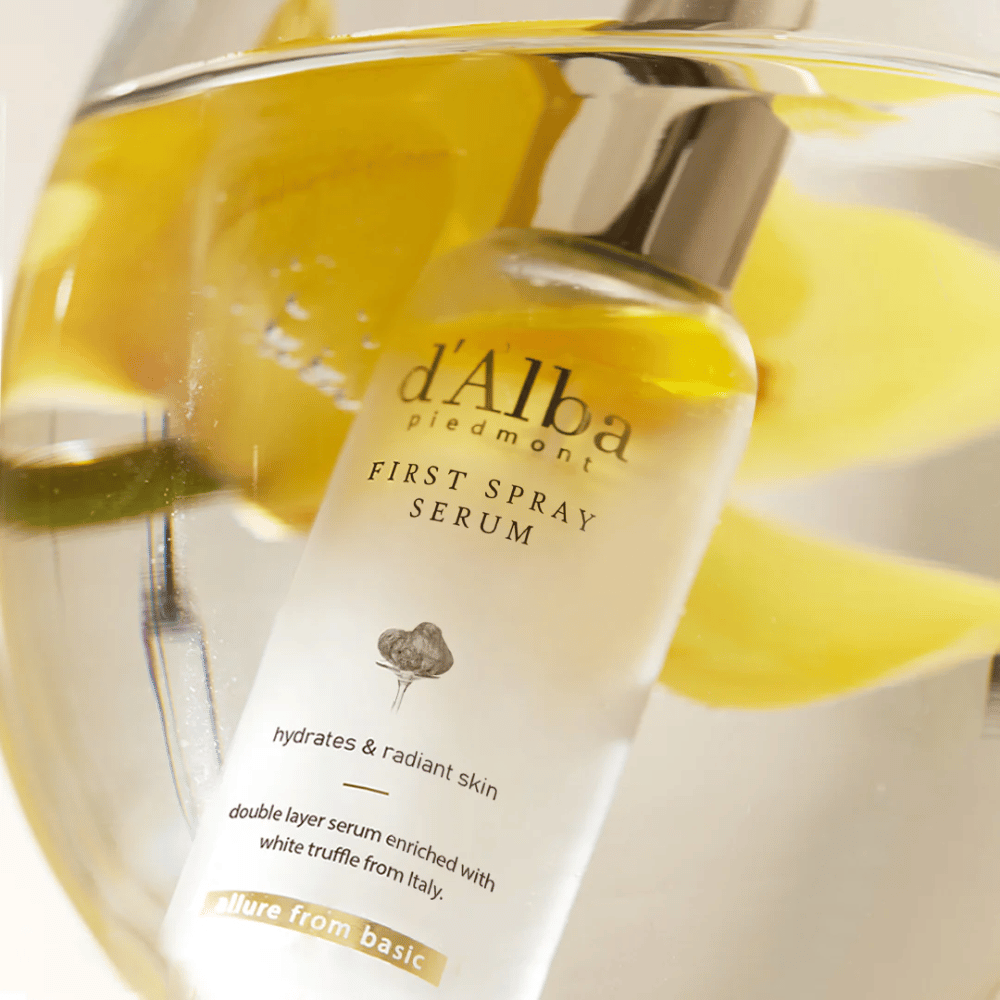 d'Alba White Truffle First Spray Serum tarjoaa virkistävän suihkauksen intensiivisellä kosteutuksella ja säteilevällä hehkulla ainutlaatuisen italialaisella valkoisella tryffeliuutteella rikastetun koostumuksensa ansiosta. Täydellinen antamaan iholle nopeaa virkistystä ja ravintoa päivän aikana.