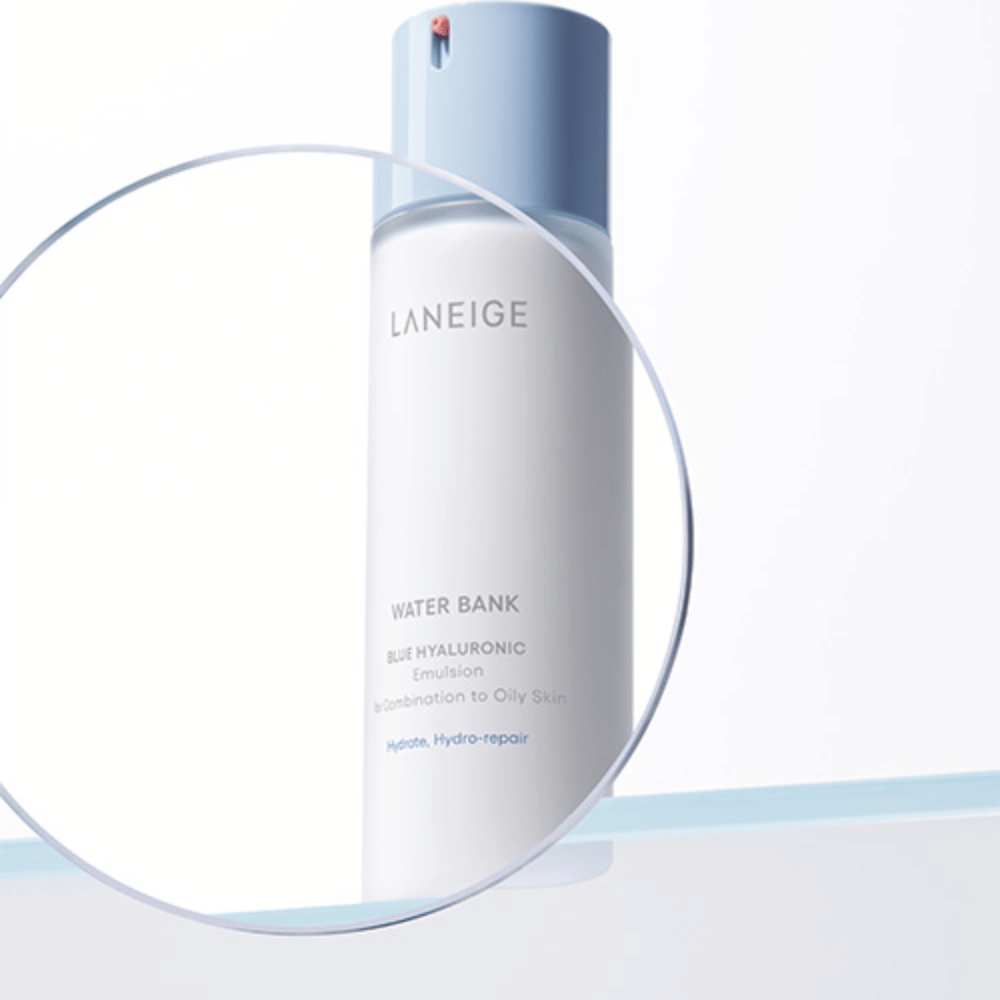 LANEIGE Water Bank Blue Hyaluronic Emulsion vaaleansinisellä pumpulla, nähtynä suurennuslasin läpi valkoisella taustalla, jossa on sininen reuna.