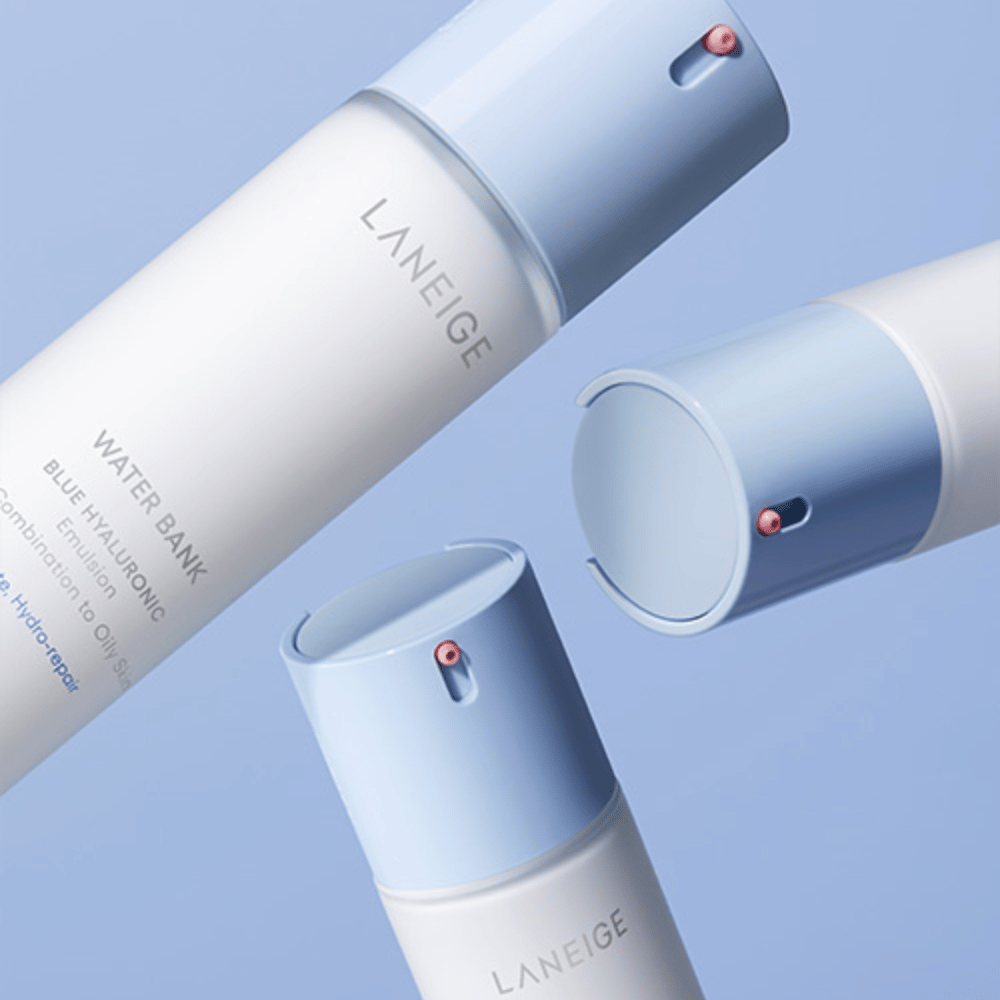 Kolme pulloa LANEIGE Water Bank Blue Hyaluronic Emulsion, joissa on vaaleansiniset pumppupäät sinisellä taustalla, esitetty eri kulmista.