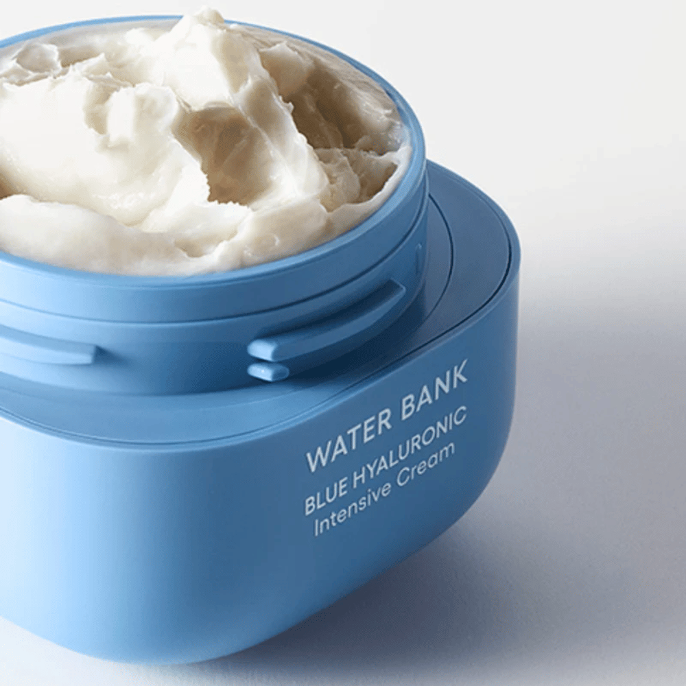 Avoin purkki LANEIGE Water Bank Blue Hyaluronic Intensive Cream, joka näyttää rikkaan kermamaisen koostumuksen, vaaleaa taustaa vasten.