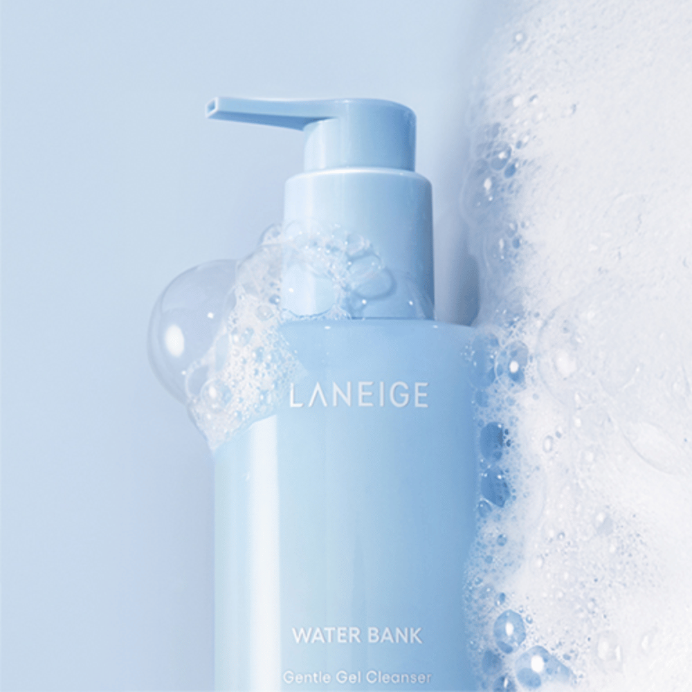 LANEIGE Water Bank Gentle Gel Cleanser peitettynä vaahdolla ja kuplilla vaaleansinisellä taustalla, mikä viestii puhdistusta ja raikkautta.