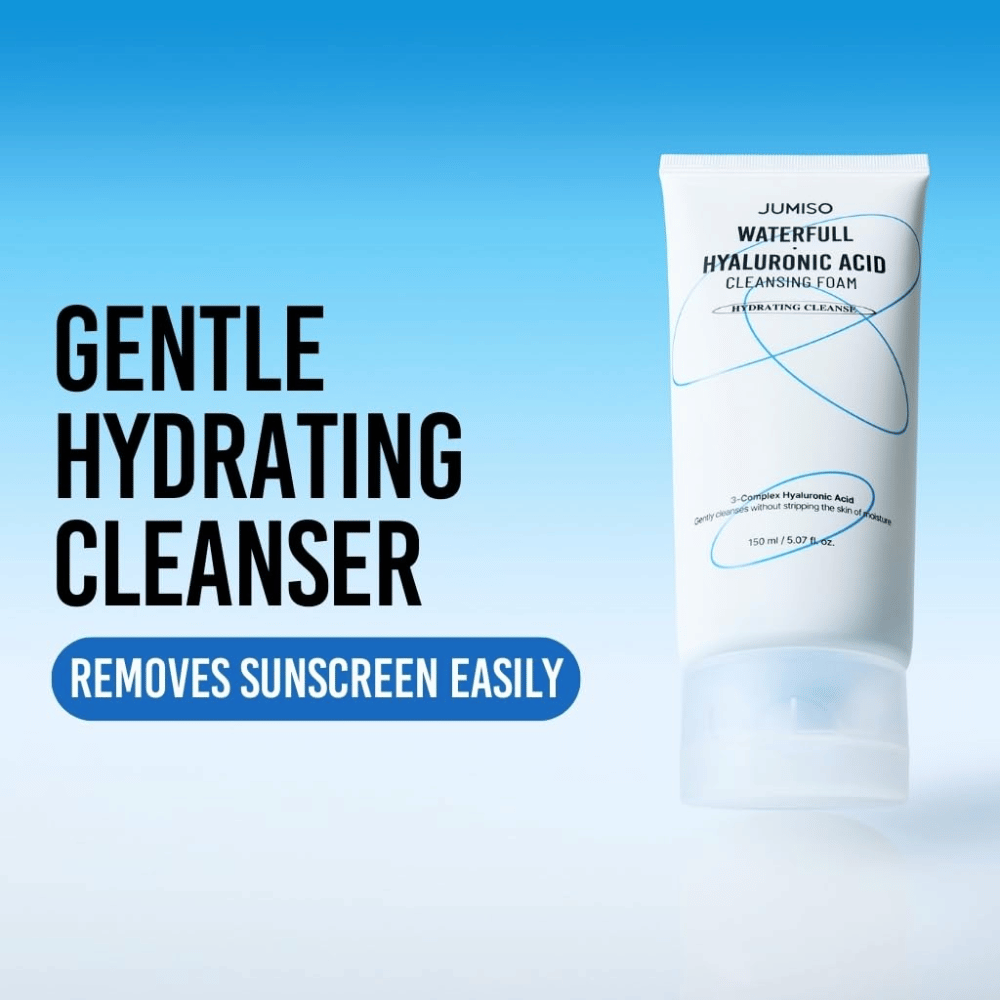 Tuotekuva Jumiso Waterfull Hyaluronic Acid Cleansing Foam sinistä taustaa vasten. Painopiste on miedossa ja kosteuttavassa kasvojenpuhdistusaineessa, joka poistaa tehokkaasti aurinkosuojan ja päivittäiset epäpuhtaudet.