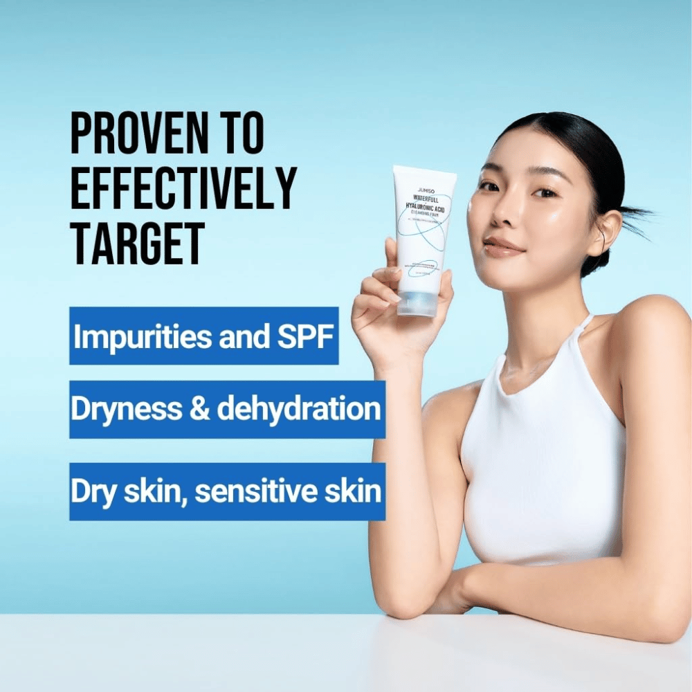 Henkilö, jolla on kirkas ja kosteutettu iho, pitelee esillä Jumiso Waterfull Hyaluronic Acid Cleansing Foam. Kuva kuvaa tuotteen kykyä kohdistua epäpuhtauksiin, SPF-jäämiin, kuivuuteen ja herkälle iholle.