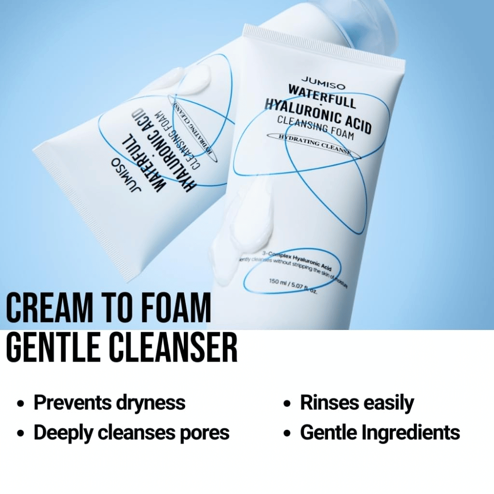 Kaksi tuubia Jumiso Waterfull Hyaluronic Acid Cleansing Foam vaaleansinistä taustaa vasten. Kuva tuo esiin voiteesta vaahdoksi muuttuvan puhdistusaineen, joka puhdistaa huokoset hellävaraisesti, ehkäisee kuivuutta ja on helppo huuhdella pois.