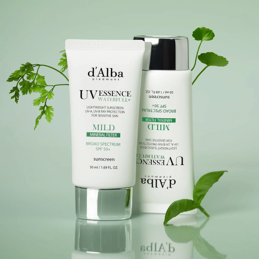 d’Alba Waterfull Mild Sun Cream SPF 50+ kuvattuna vihreiden lehtien kanssa. Mieto mineraalipohjainen aurinkovoide laajakirjoisella suojalla ja kosteuttavalla koostumuksella herkälle iholle.