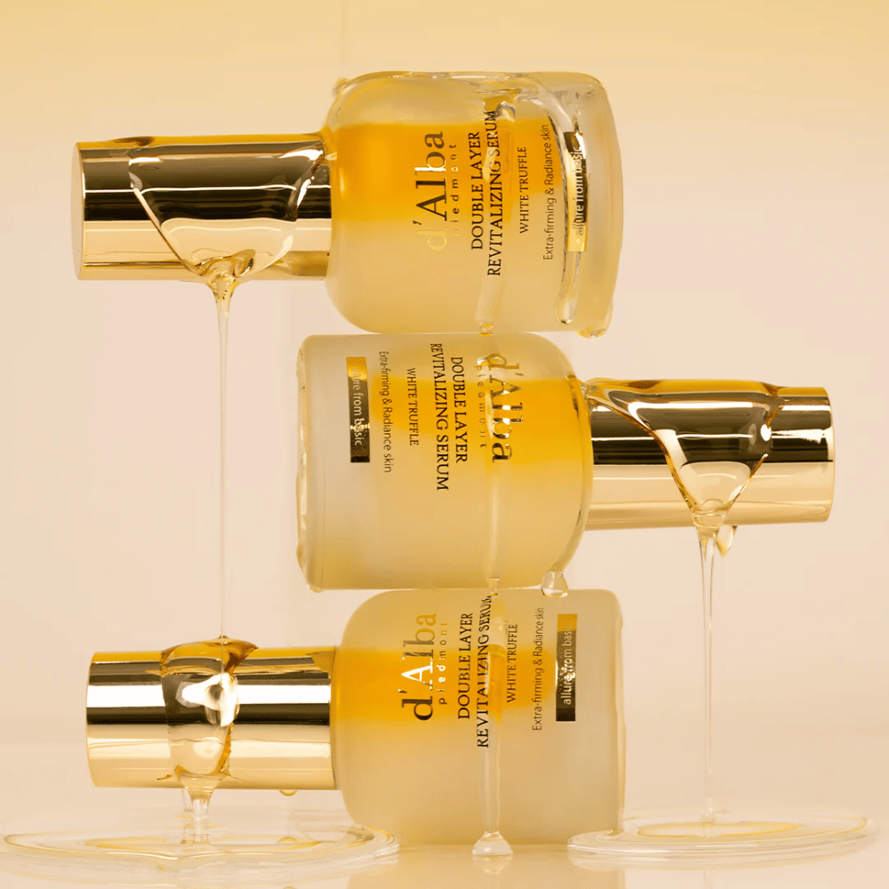 d'Alba White Truffle Double Layer Revitalizing Serum on ylellinen seerumi, joka yhdistää ravitsevan valkoisen tryffelin kosteuttaviin öljyihin. Tämä kaksivaikutteinen koostumus tarjoaa intensiivistä kosteutusta ja vahvistaa ihon kimmoisuutta, mikä johtaa tasaisempaan ja säteilevämpään ihonsävyyn.