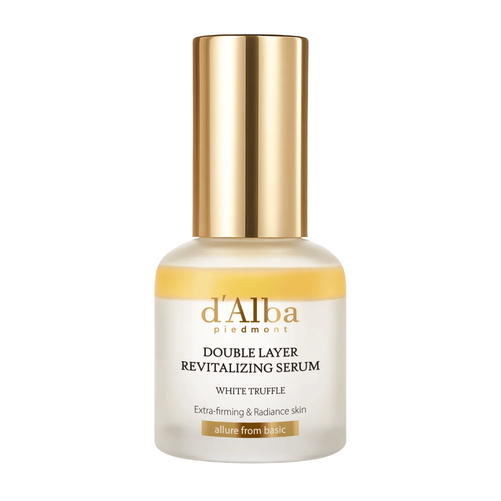 d'Alba Double Layer Revitalizing Serum White Truffle tyylikkäässä lasipullossa, jossa on kultainen korkki, suunniteltu antamaan iholle lisäkiinteyttä ja hehkua.