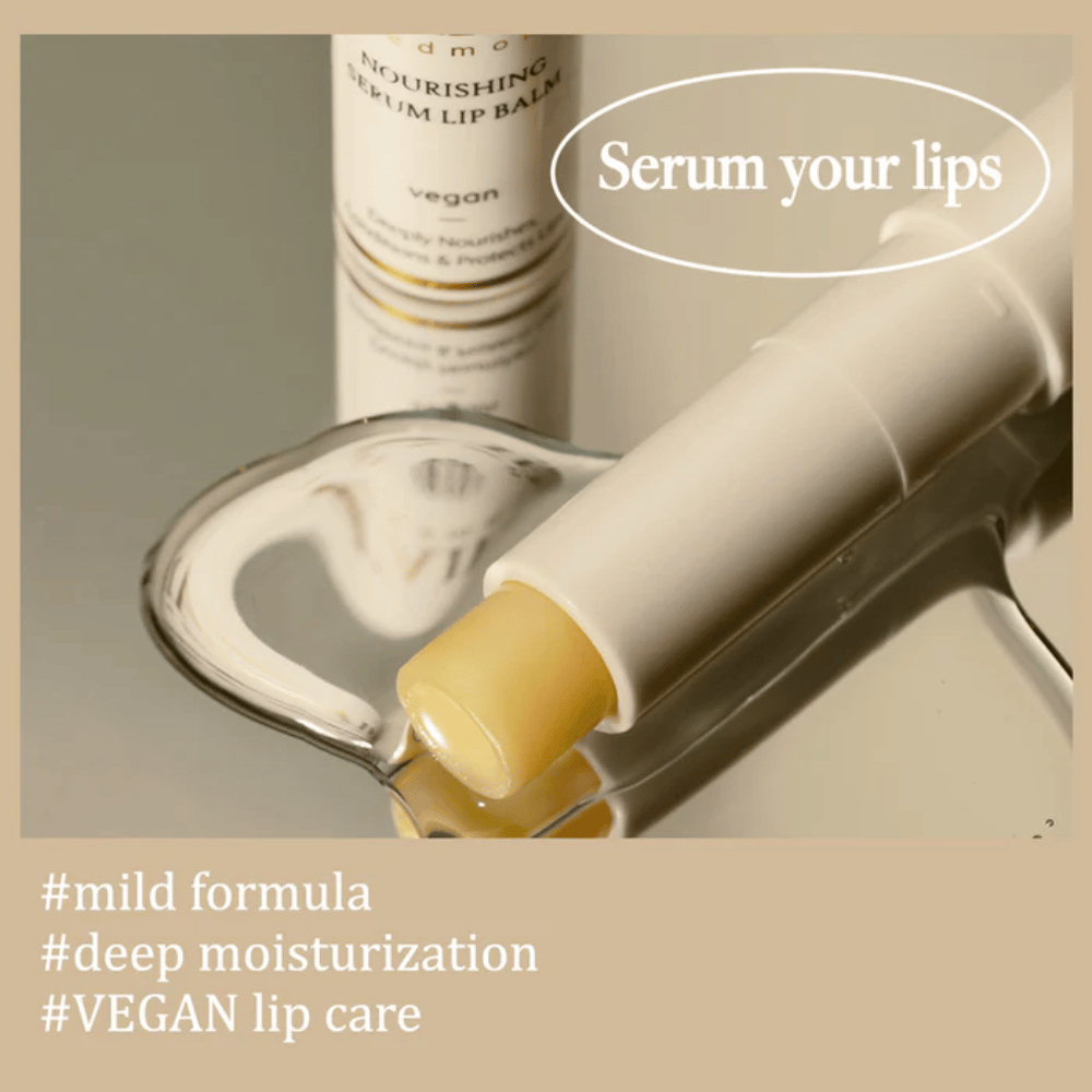 d'Alba Nourishing Serum Lip Balm lähikuvassa makaamassa peilin päällä tekstillä miedosta koostumuksesta, syvästä kosteutuksesta ja vegaanisesta huulienhoidosta.