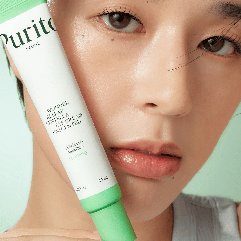 Purito Wonder Releaf Centella Eye Cream Unscented on ravitseva silmänympärysvoide, joka sisältää rauhoittavaa Centella Asiaticaa. Täydellinen herkälle iholle, tämä tuoksuton voide vähentää ärsytystä ja kosteuttaa intensiivisesti samalla kun se vähentää hienoja juonteita ja tummia silmänalusia.