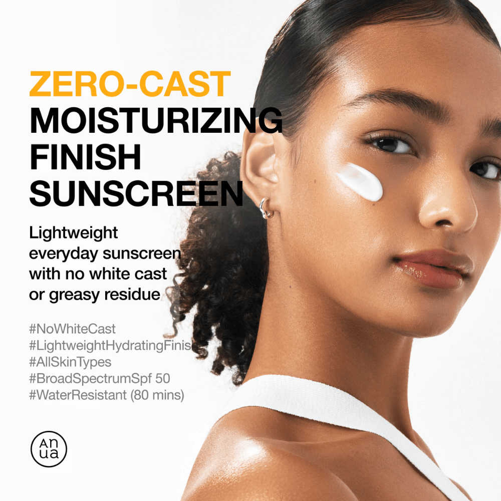 Nainen aurinkovoiteella poskellaan näyttää ANUA Zero-Cast Moisturizing Finish Sunscreen – kevyt, kosteuttava aurinkovoide SPF 50 ilman valkoista kalvoa.
